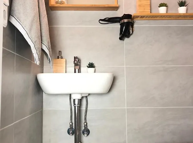 "be My Guest" Near Metro Station! Apartment